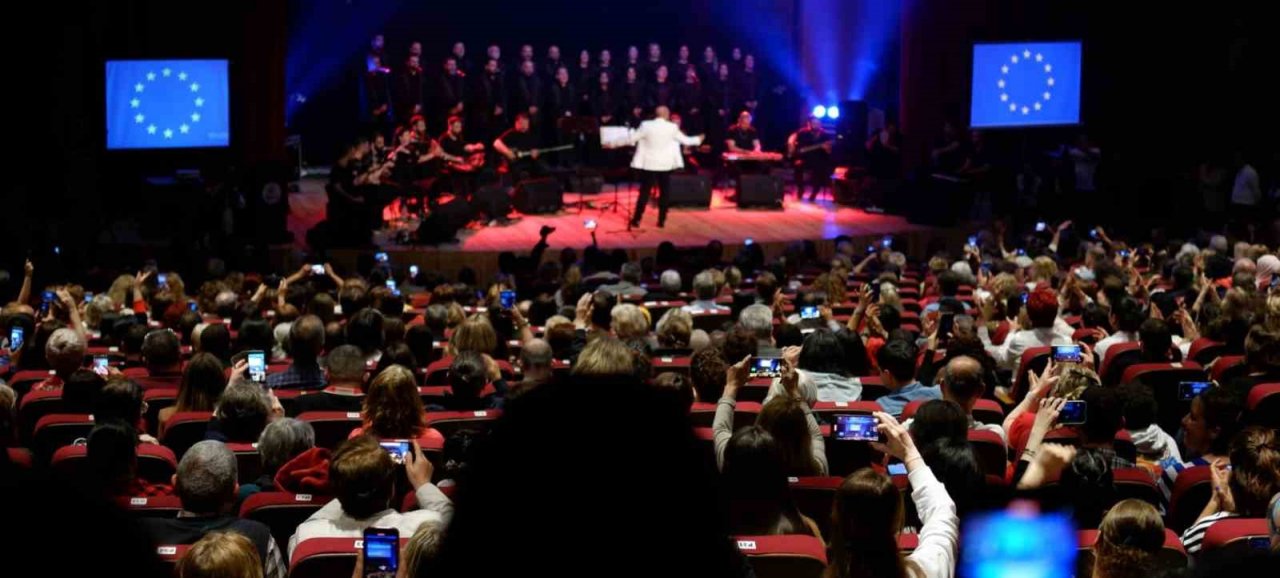 Depremde 7 üyesini kaybeden Antakya Medeniyetler Korosu hem ağladı hem ağlattı