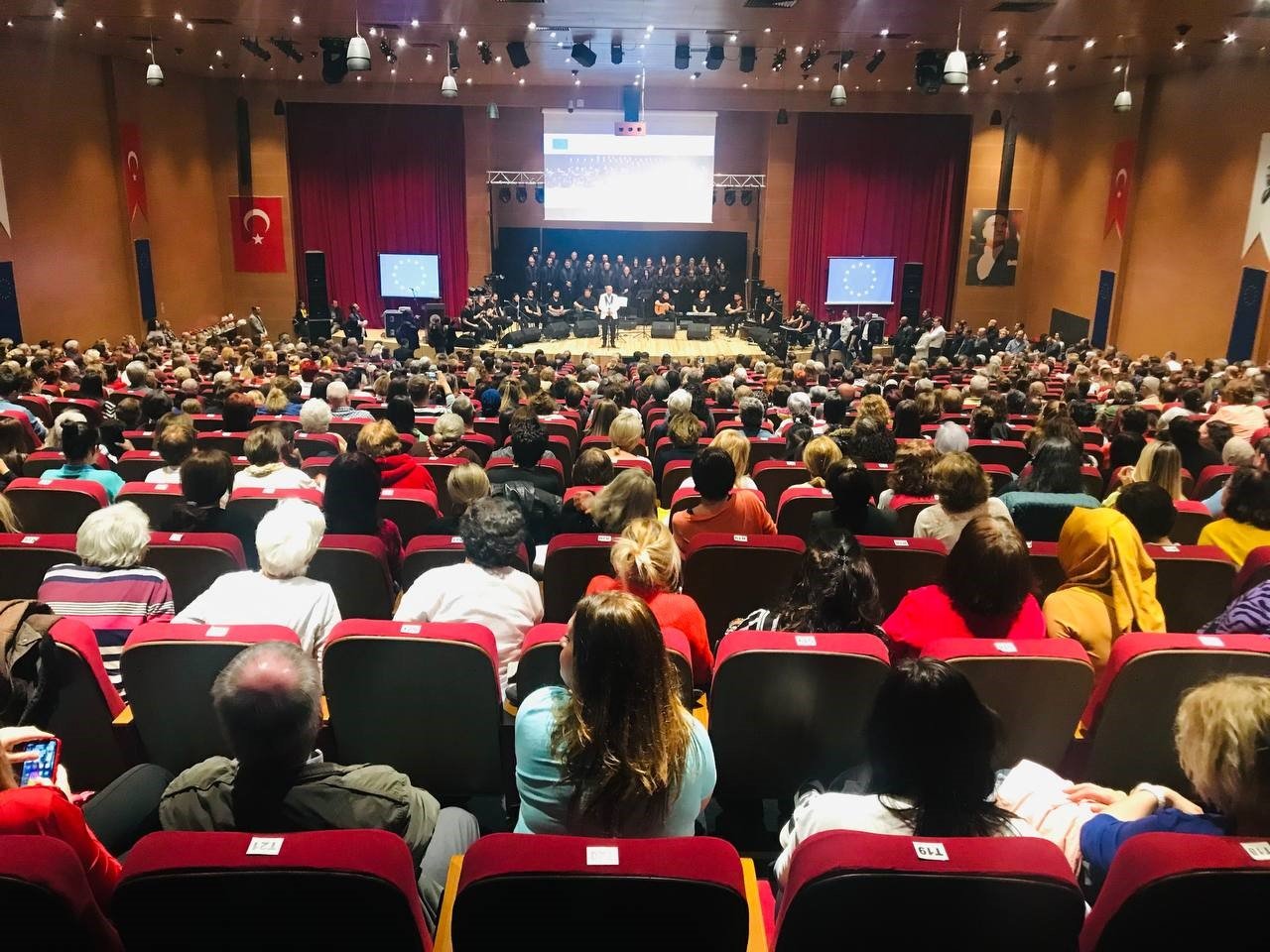 Depremde 7 üyesini kaybeden Antakya Medeniyetler Korosu hem ağladı hem ağlattı