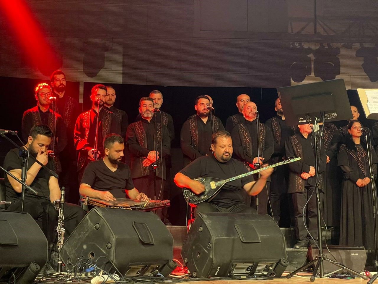 Depremde 7 üyesini kaybeden Antakya Medeniyetler Korosu hem ağladı hem ağlattı