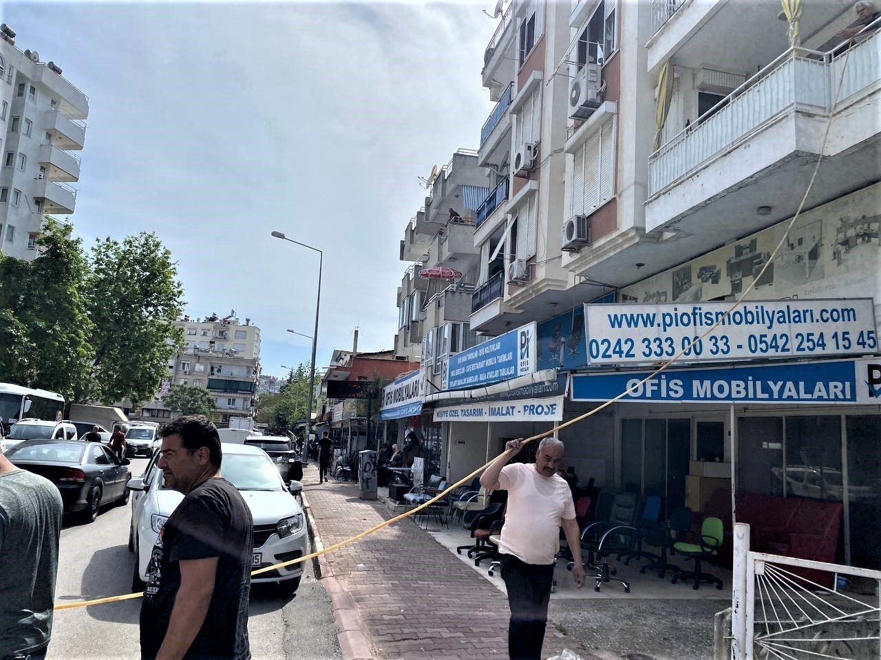 Emanet aldığı araç yandı, yardımına çeşme hortumu ile vatandaşlar koştu