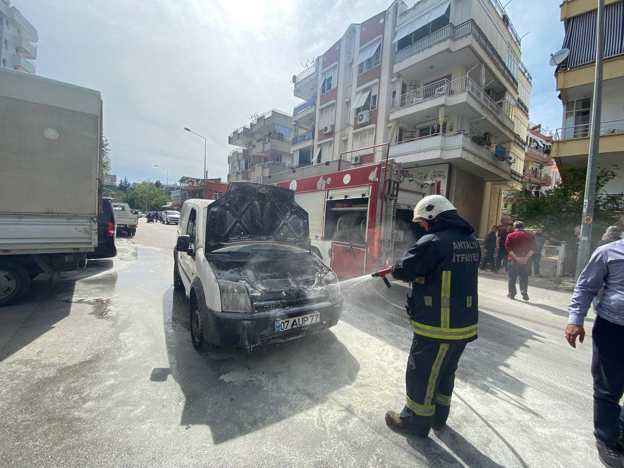 Emanet aldığı araç yandı, yardımına çeşme hortumu ile vatandaşlar koştu