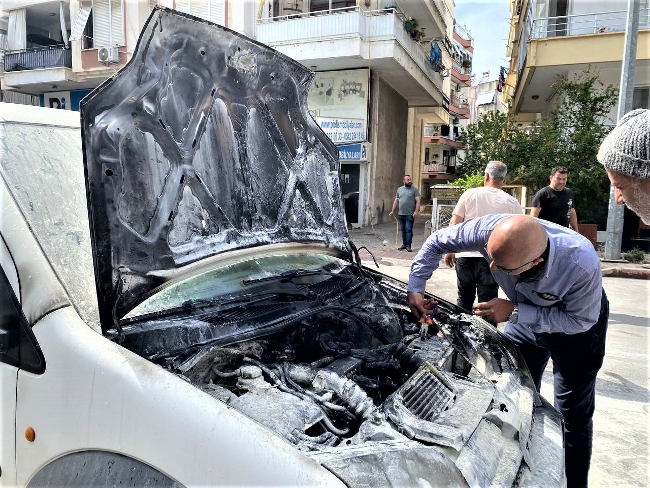 Emanet aldığı araç yandı, yardımına çeşme hortumu ile vatandaşlar koştu