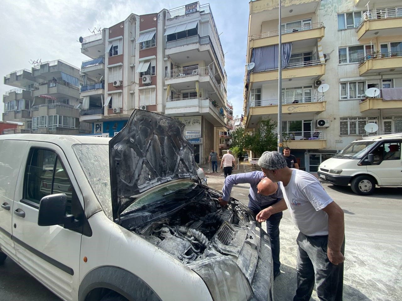 Emanet aldığı araç yandı, yardımına çeşme hortumu ile vatandaşlar koştu