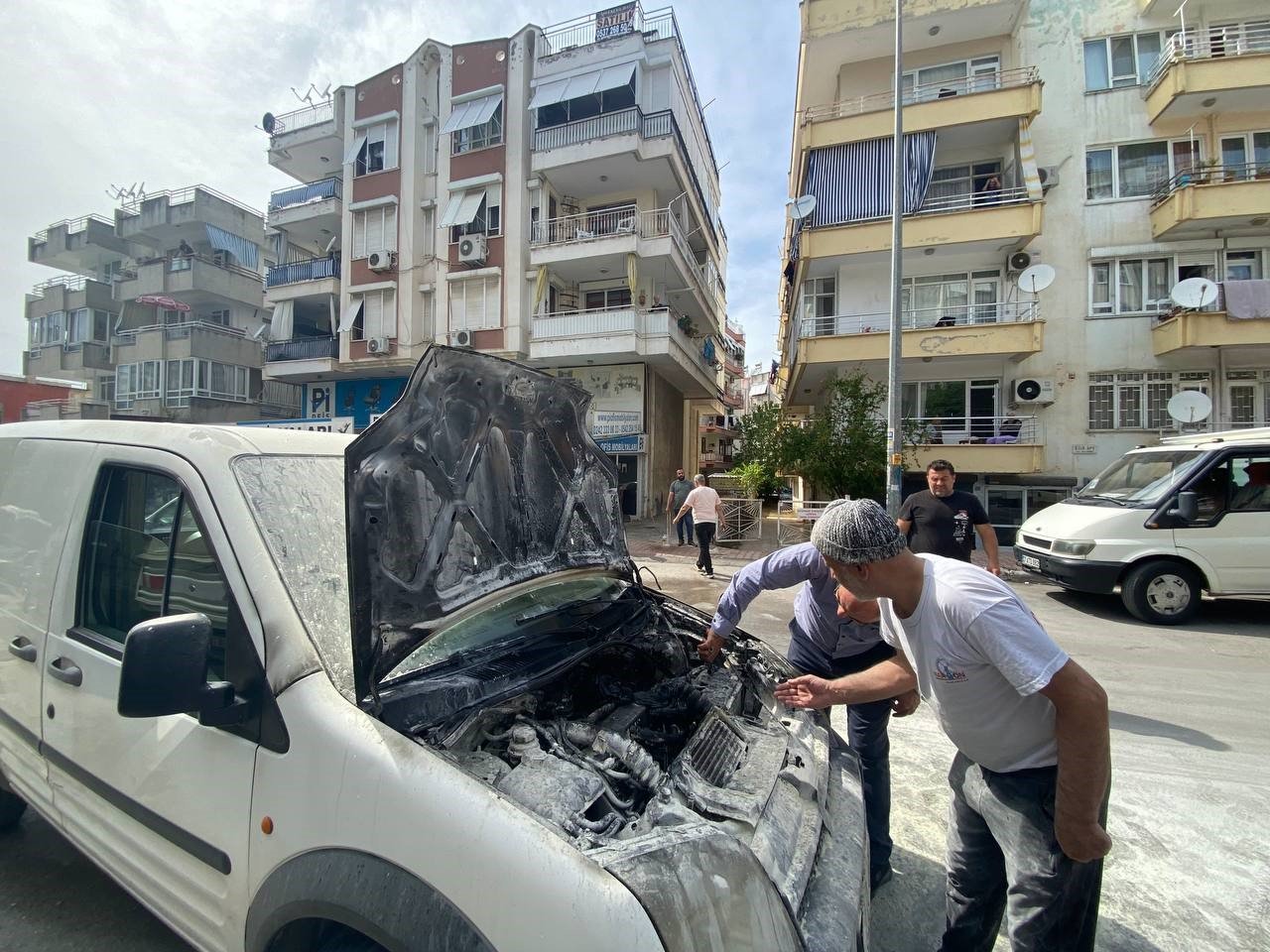 Emanet aldığı araç yandı, yardımına çeşme hortumu ile vatandaşlar koştu