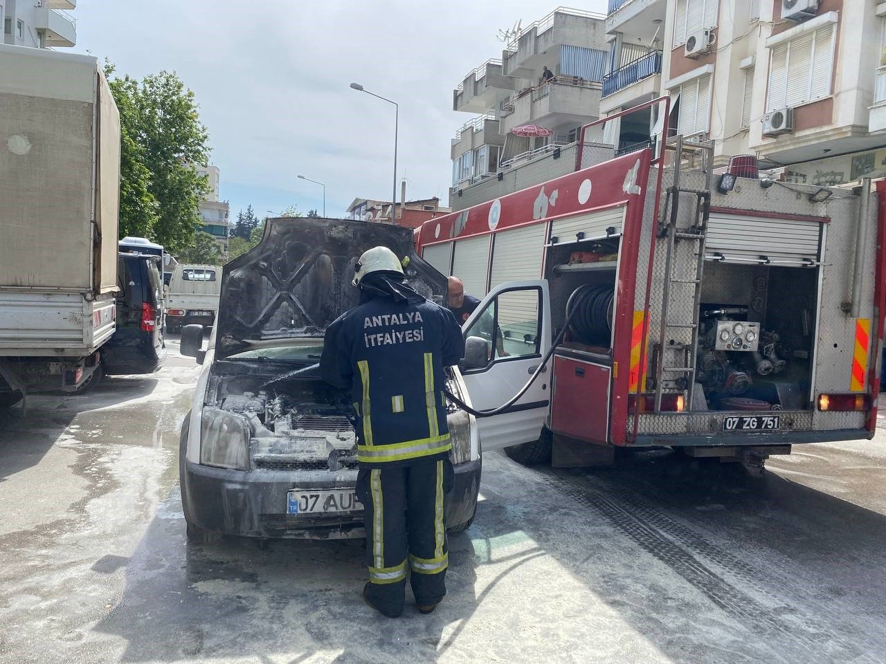 Emanet aldığı araç yandı, yardımına çeşme hortumu ile vatandaşlar koştu