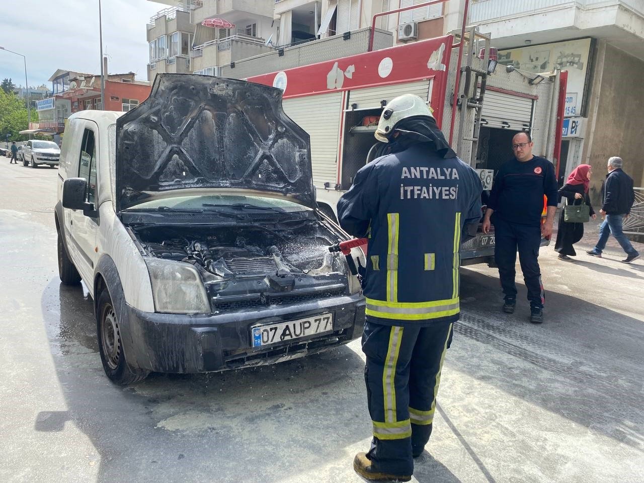 Emanet aldığı araç yandı, yardımına çeşme hortumu ile vatandaşlar koştu