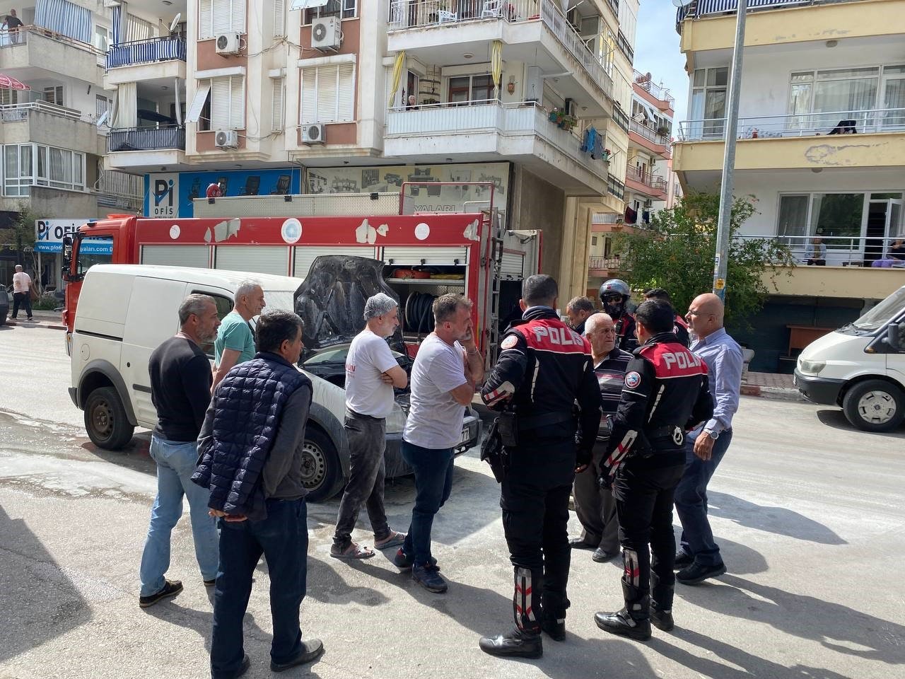 Emanet aldığı araç yandı, yardımına çeşme hortumu ile vatandaşlar koştu