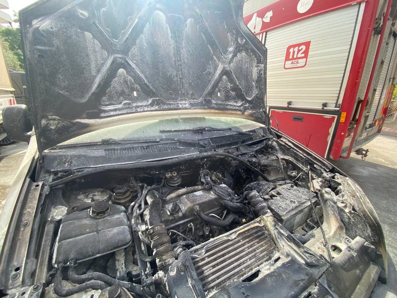 Emanet aldığı araç yandı, yardımına çeşme hortumu ile vatandaşlar koştu