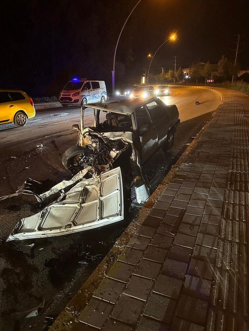 Antalya’da otobüs ile otomobil kafa kafaya çarpıştı: 1 ölü