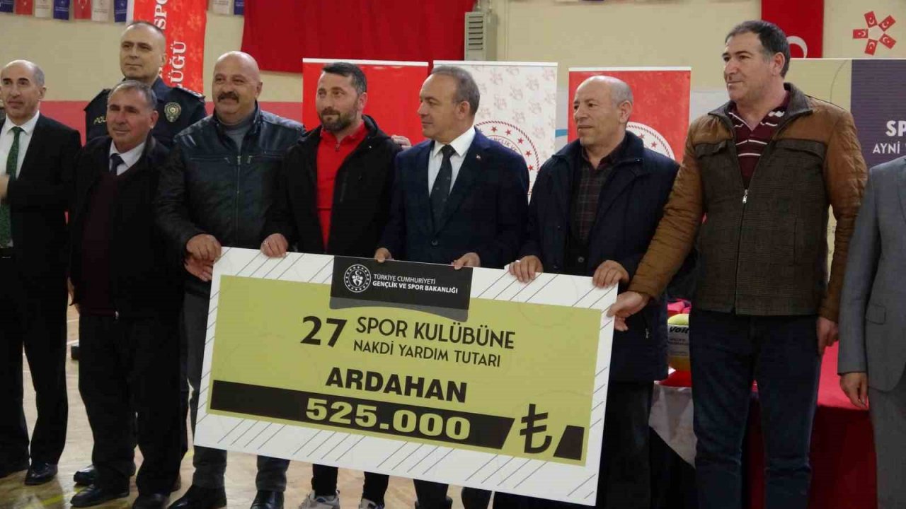 Ardahan’daki amatör spor kulüplerine ayni ve nakdi yardım yapıldı
