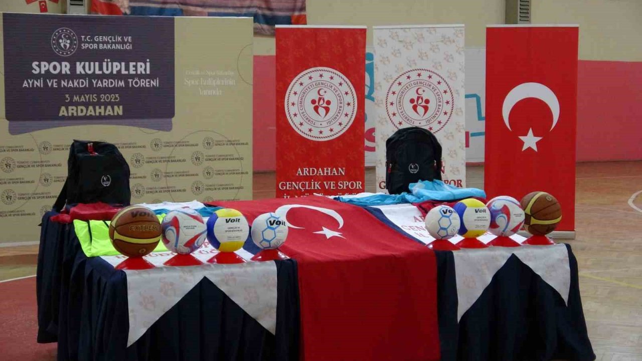 Ardahan’daki amatör spor kulüplerine ayni ve nakdi yardım yapıldı