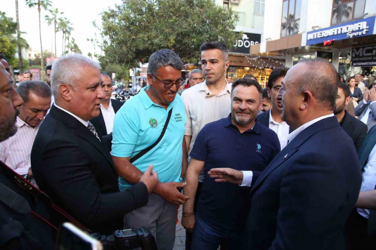 Bakan Çavuşoğlu, emlak ve inşaat sektörü temsilciyle buluştu