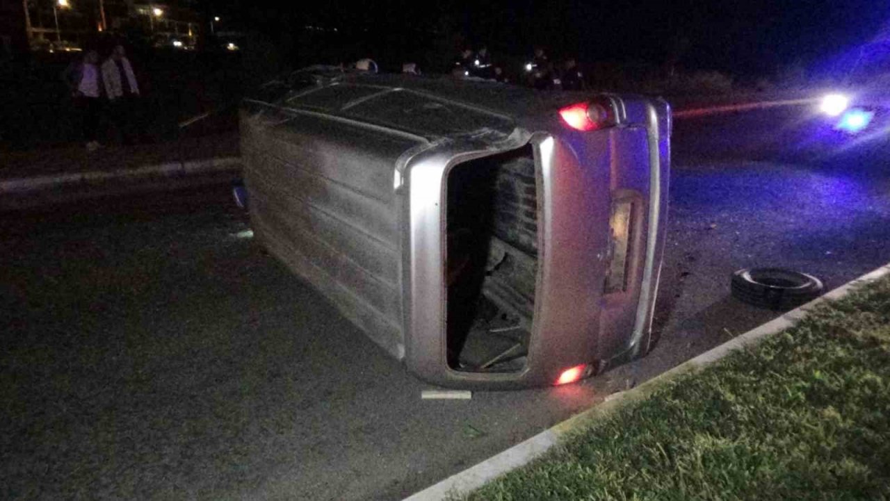 Balıkesir’de elektrik direğine çarparak takla atan minibüsteki 3 kişi yaralandı