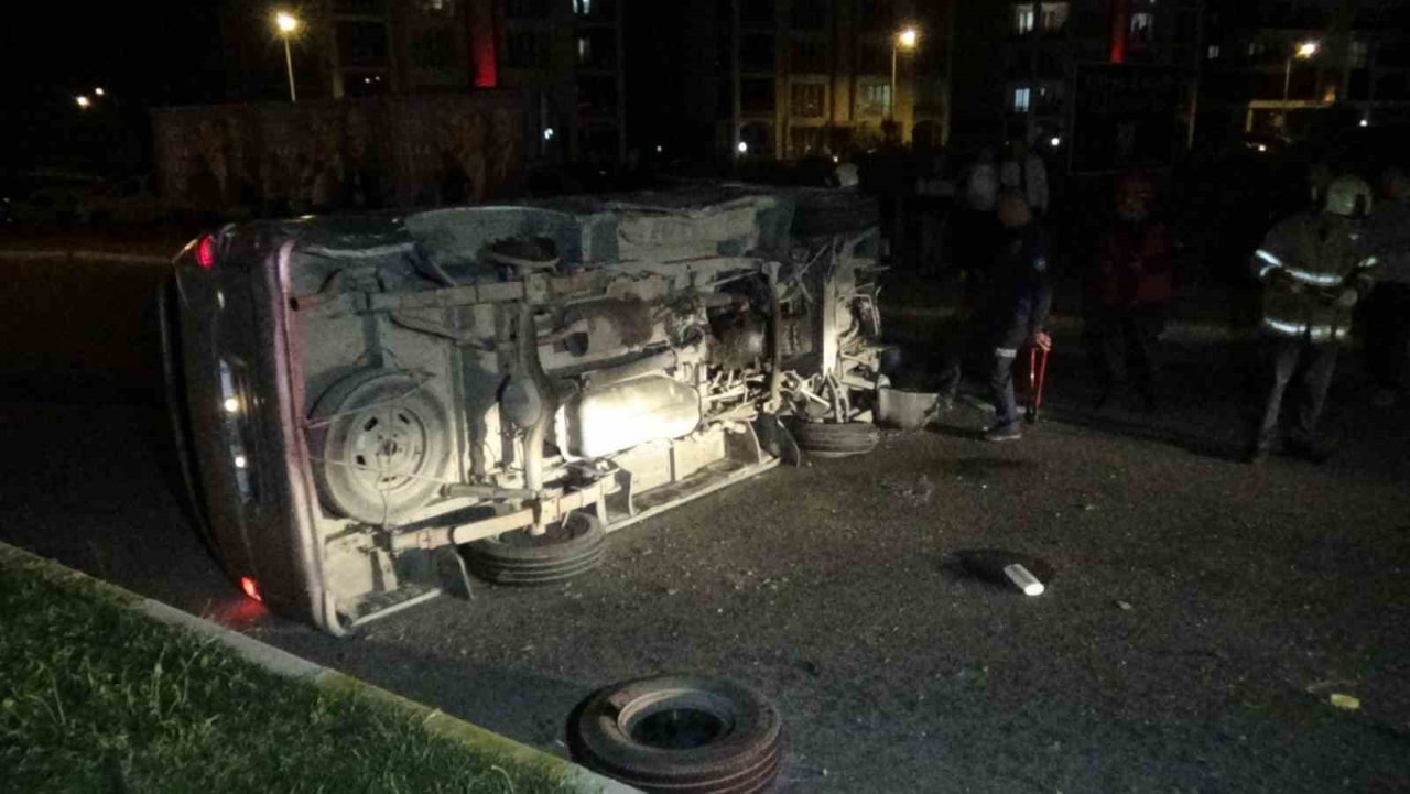 Balıkesir’de elektrik direğine çarparak takla atan minibüsteki 3 kişi yaralandı