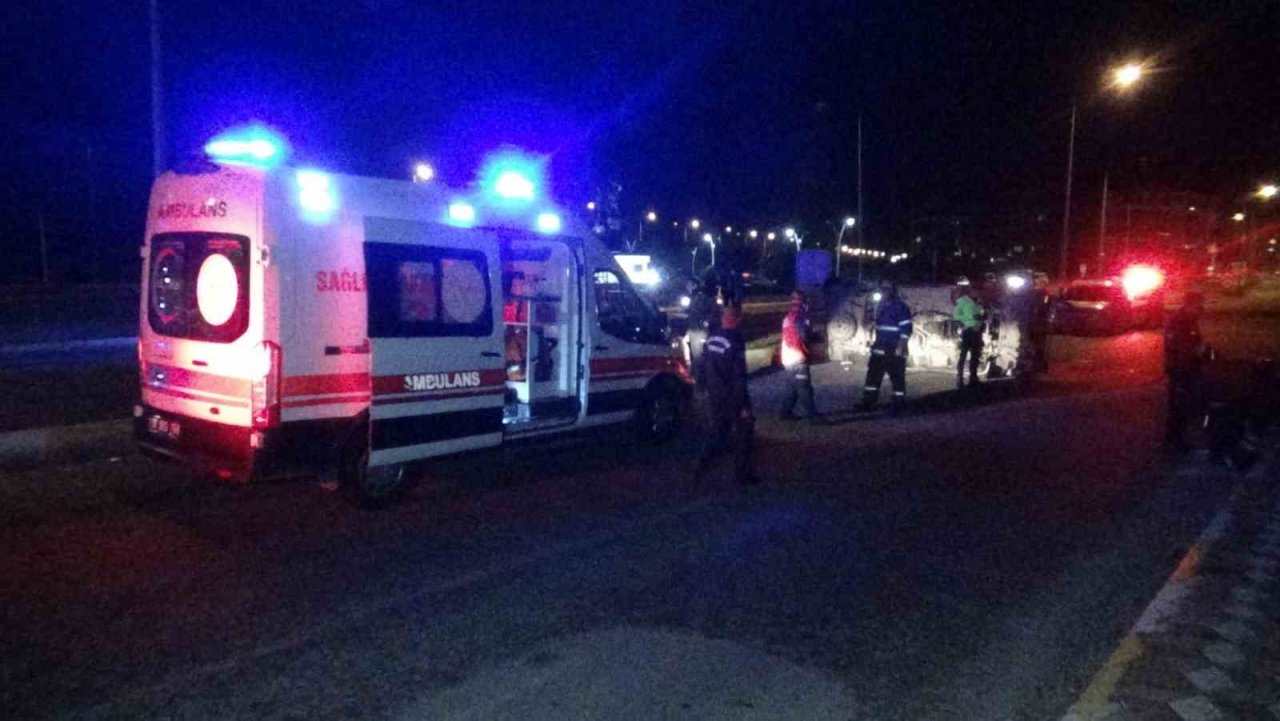 Balıkesir’de elektrik direğine çarparak takla atan minibüsteki 3 kişi yaralandı