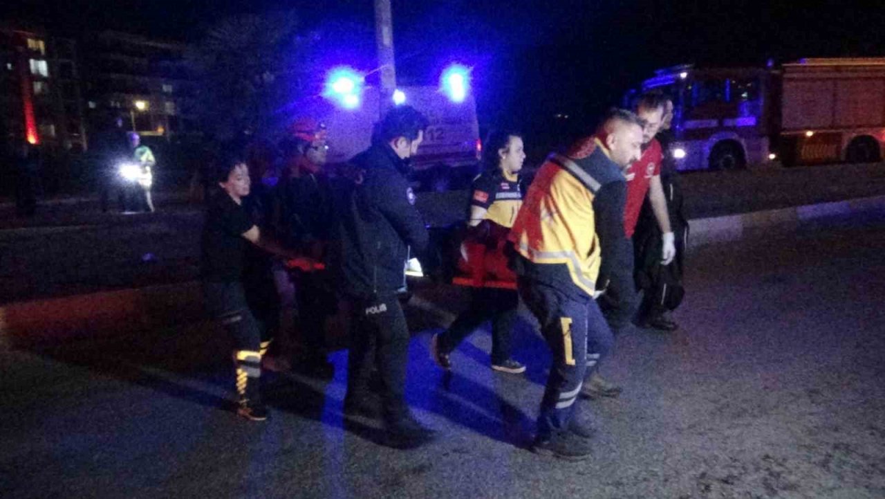 Balıkesir’de elektrik direğine çarparak takla atan minibüsteki 3 kişi yaralandı