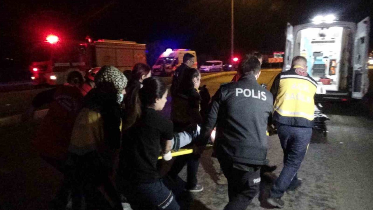 Balıkesir’de elektrik direğine çarparak takla atan minibüsteki 3 kişi yaralandı