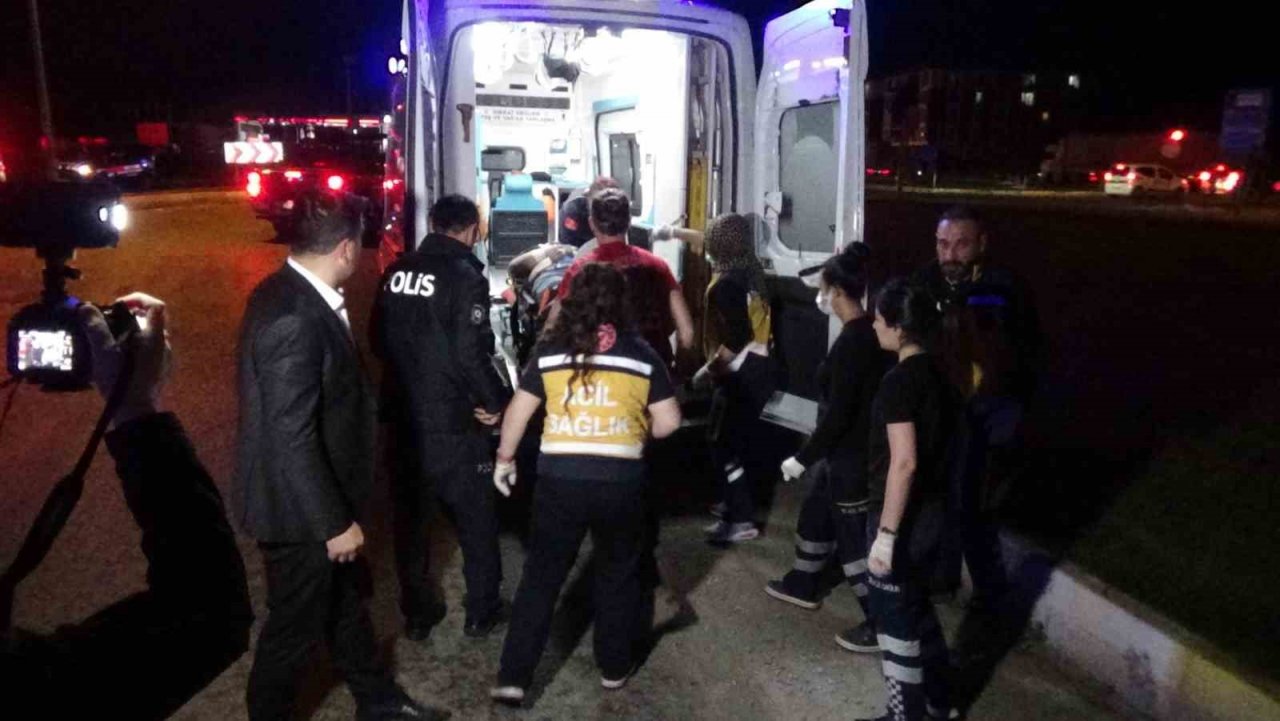 Balıkesir’de elektrik direğine çarparak takla atan minibüsteki 3 kişi yaralandı