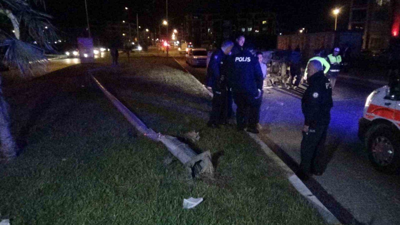 Balıkesir’de elektrik direğine çarparak takla atan minibüsteki 3 kişi yaralandı