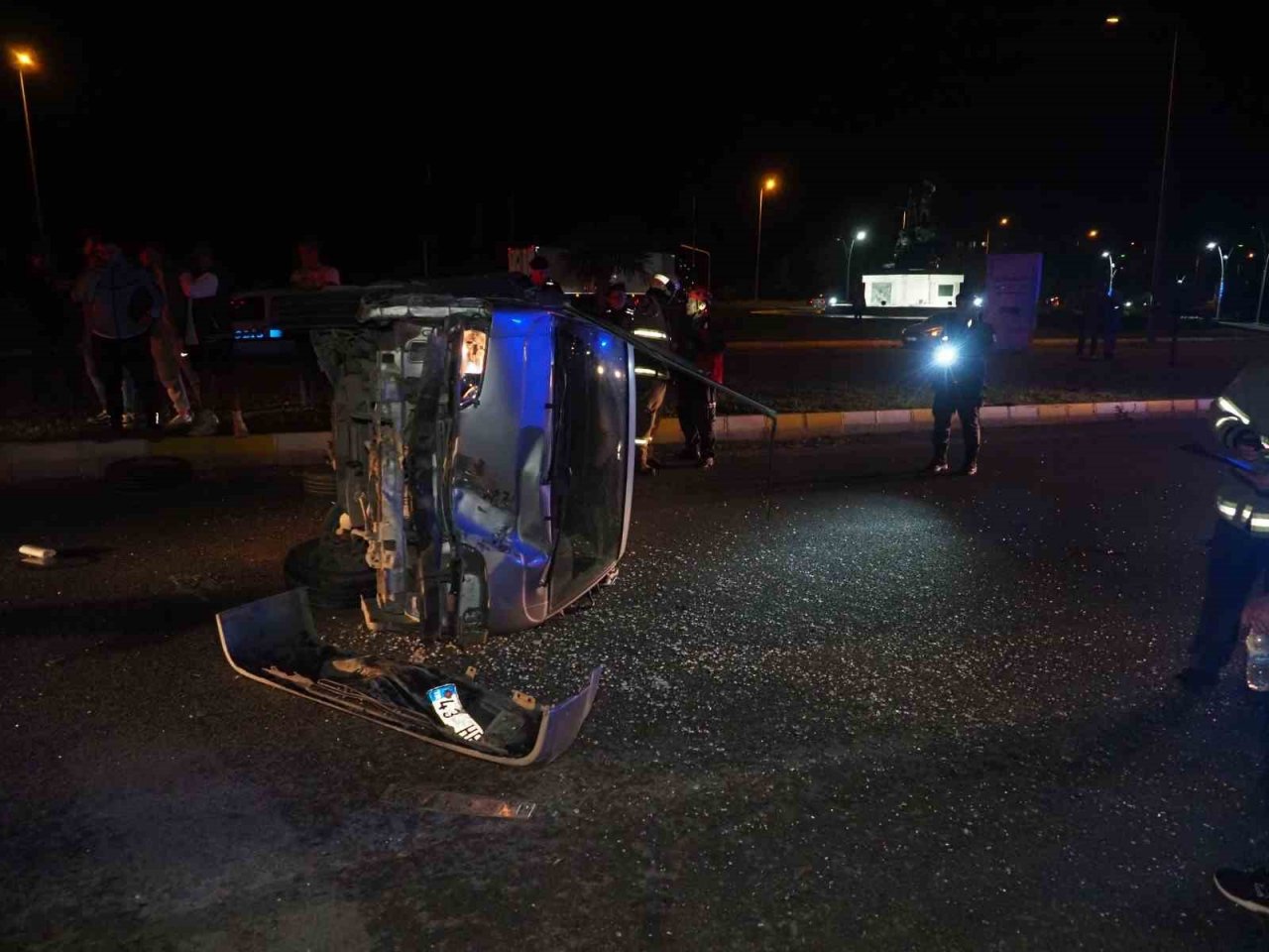 Balıkesir’de elektrik direğine çarparak takla atan minibüsteki 3 kişi yaralandı