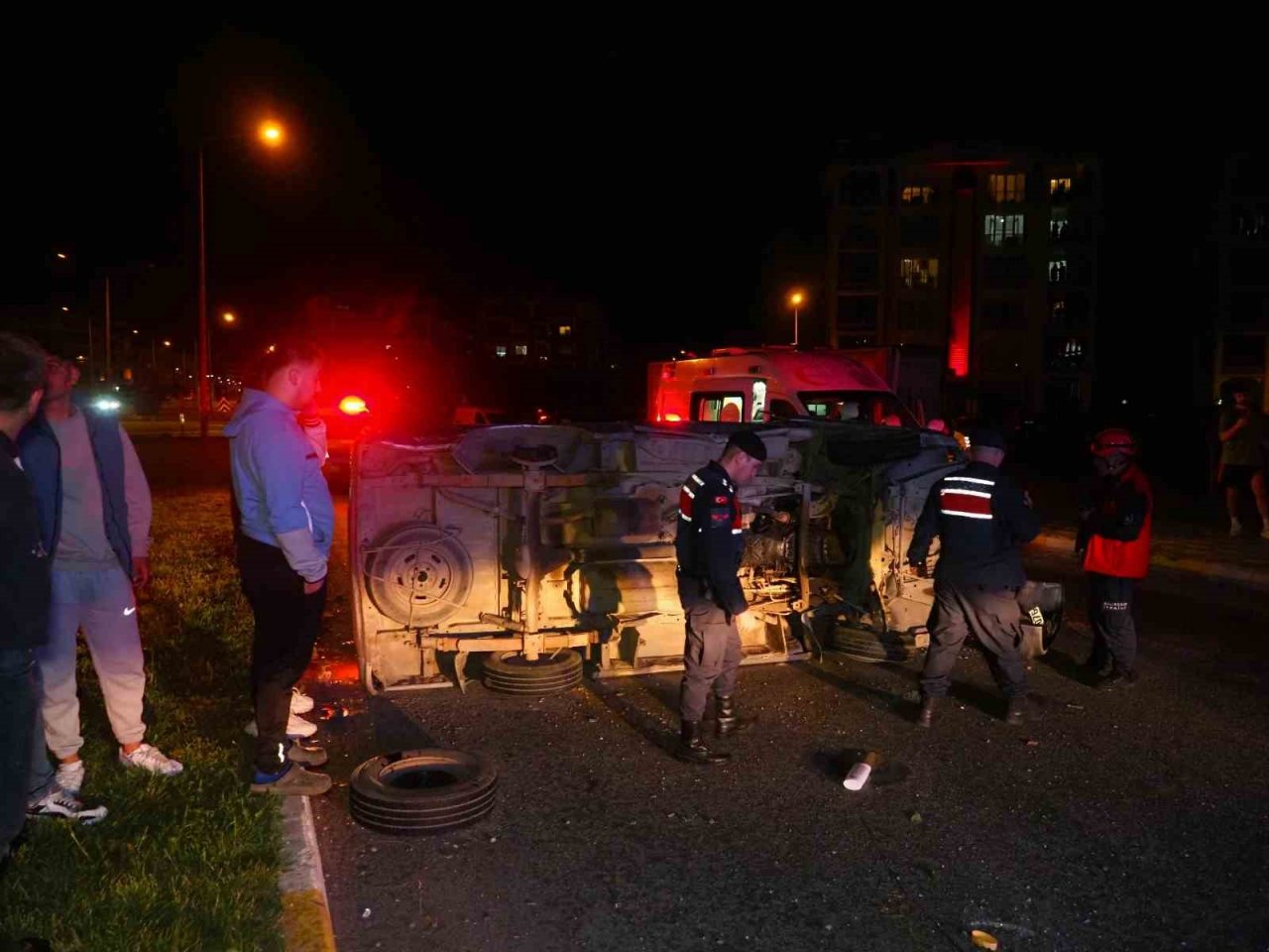 Balıkesir’de elektrik direğine çarparak takla atan minibüsteki 3 kişi yaralandı