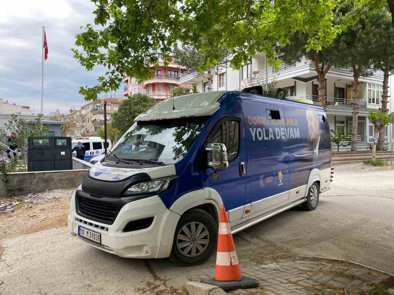 Balıkesir’de AK Parti seçim aracına saldırı
