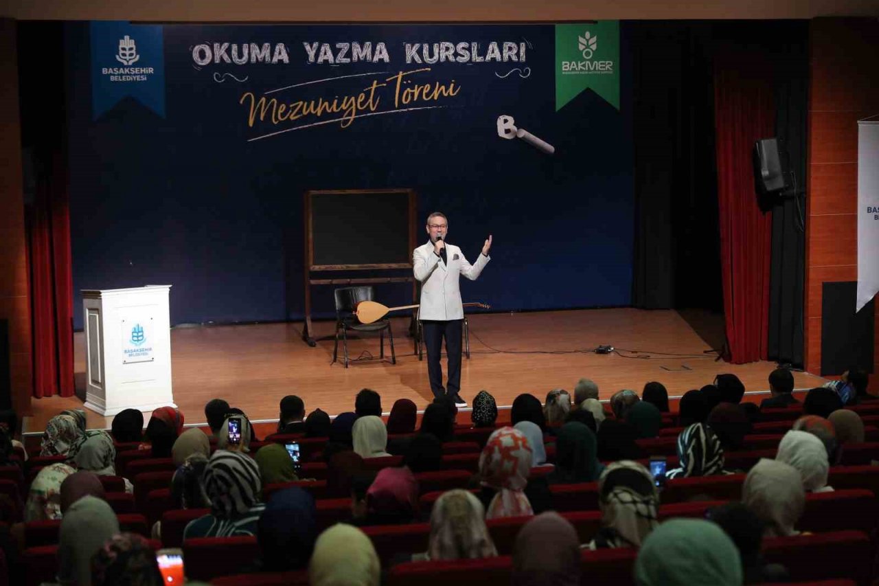 Okuma yazma öğrenen Başakşehirli kadınlar sertifikalarını aldı