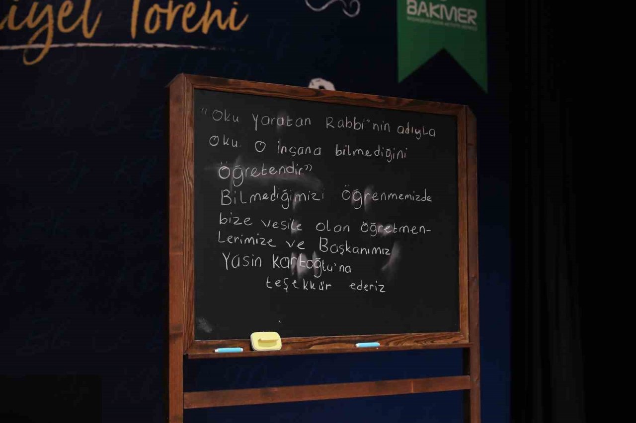 Okuma yazma öğrenen Başakşehirli kadınlar sertifikalarını aldı
