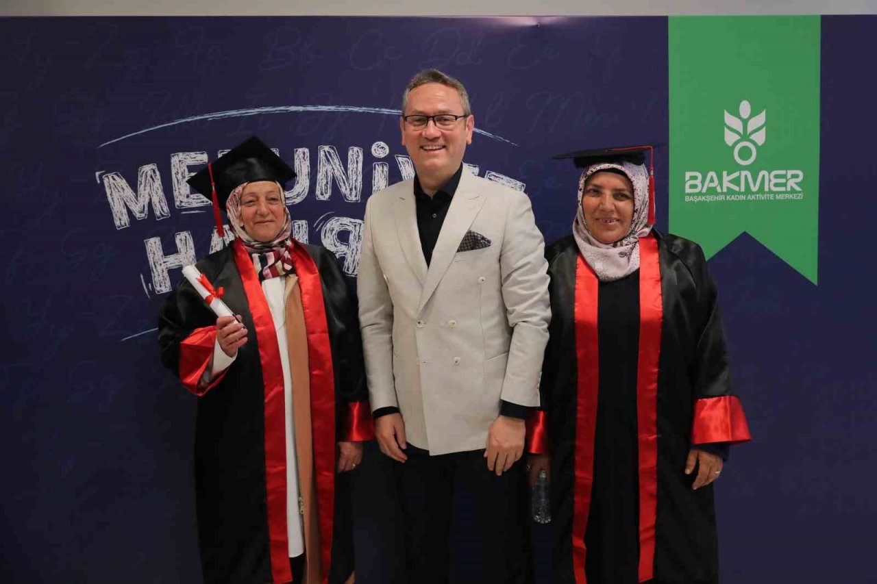 Okuma yazma öğrenen Başakşehirli kadınlar sertifikalarını aldı