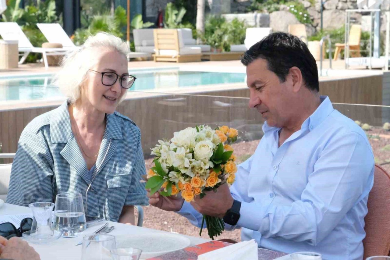 Başkan Aras, sanatçılarla buluştu