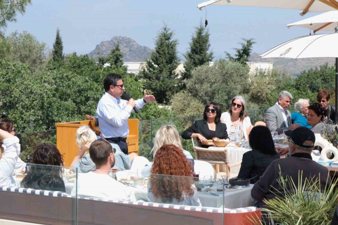 Başkan Aras, sanatçılarla buluştu