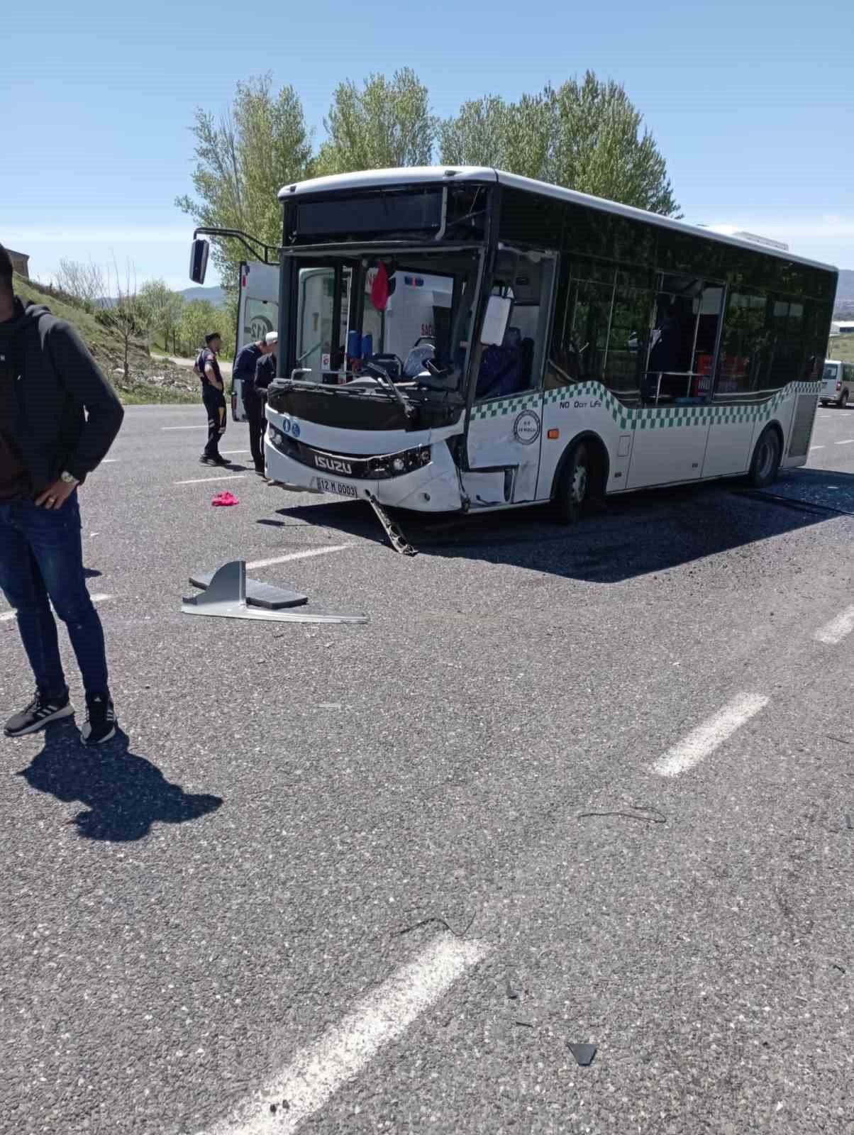 Bingöl’de halk otobüsü ile minibüs çarpıştı: 14 yaralı