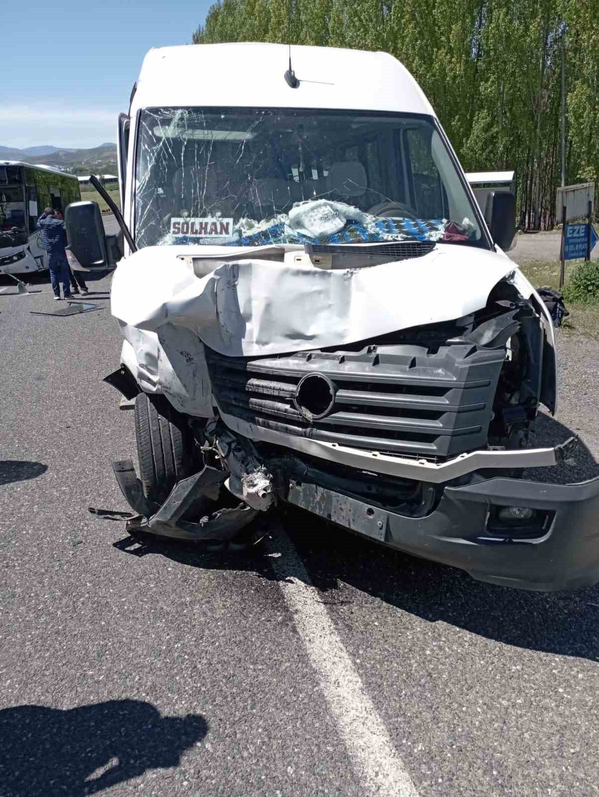 Bingöl’de halk otobüsü ile minibüs çarpıştı: 14 yaralı