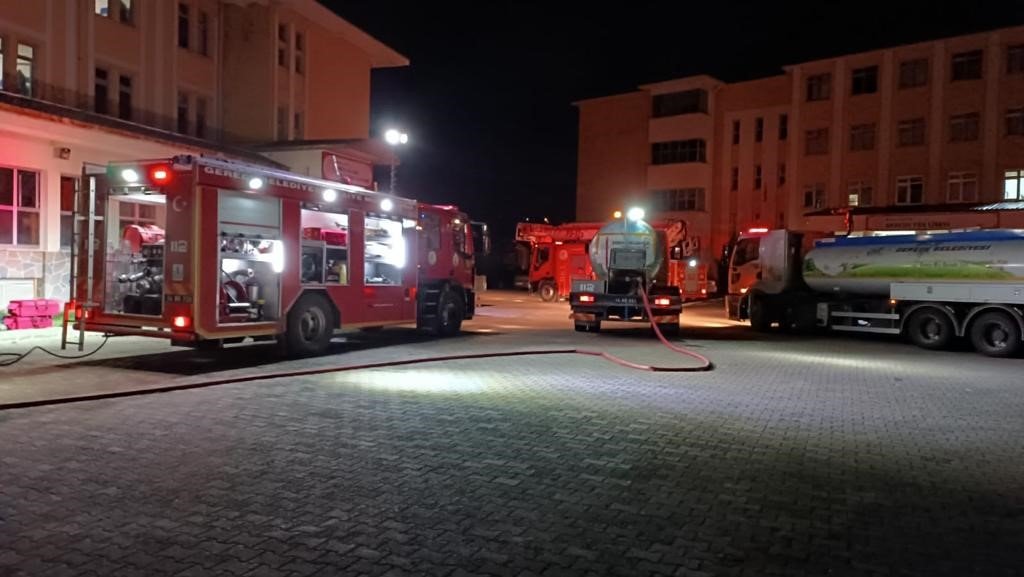 70 öğrencinin kaldığı yurtta yangın çıktı, öğrenciler geceyi okulda geçirdi