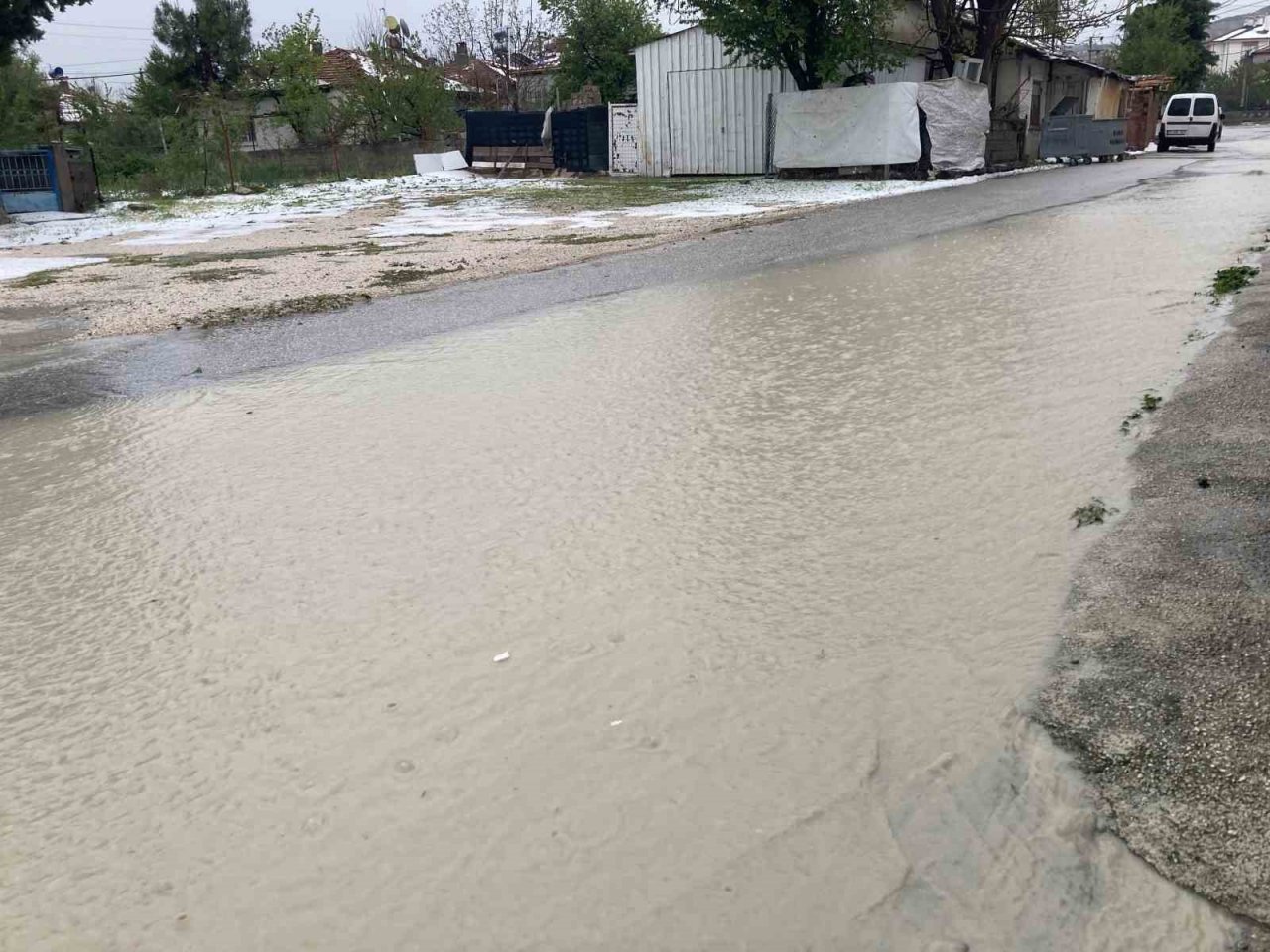 Burdur’da dolu hayatı felç etti