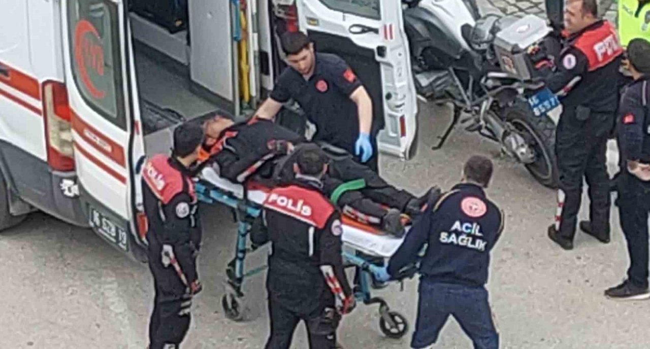 Minibüsle çarpışan motosikletli polis yaralandı