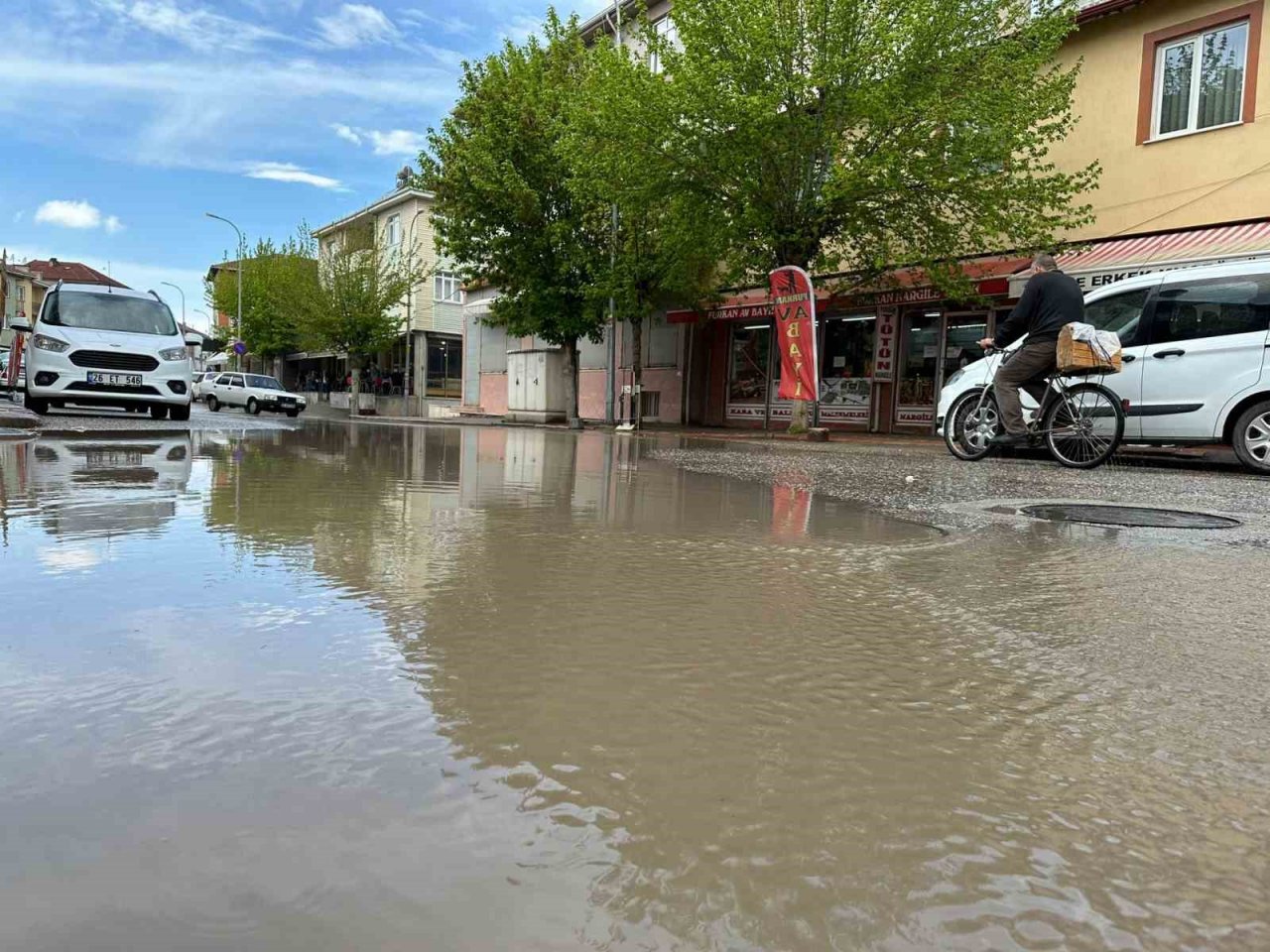 Caddelerde biriken sular sürücülere ve yayalara zor anlar yaşattı