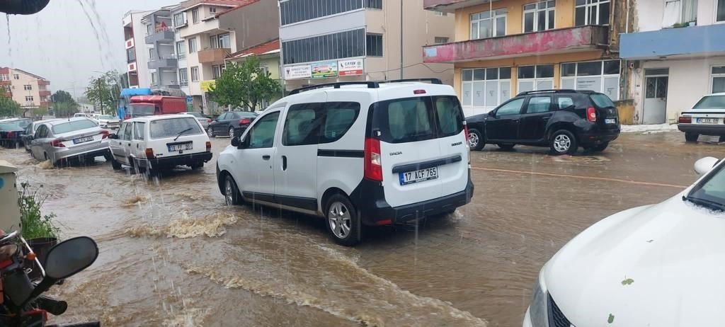 Yenice’de kuvvetli sağanak ve dolu yağışı etkili oldu