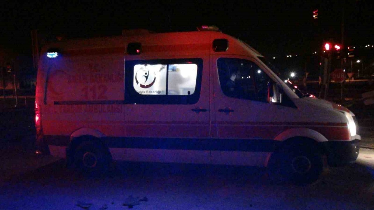 Hafif ticari araç ile otomobil çarpıştı: 2’si ağır 3 yaralı