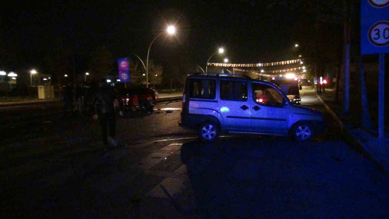 Hafif ticari araç ile otomobil çarpıştı: 2’si ağır 3 yaralı