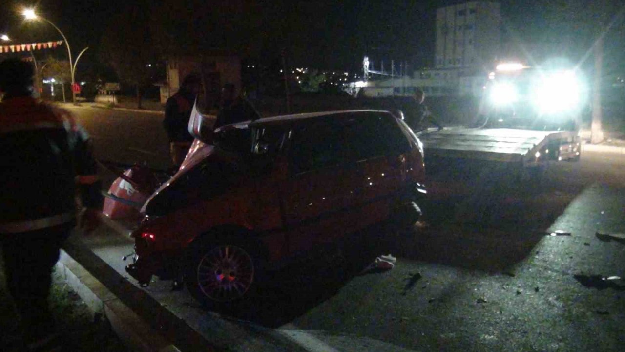 Hafif ticari araç ile otomobil çarpıştı: 2’si ağır 3 yaralı