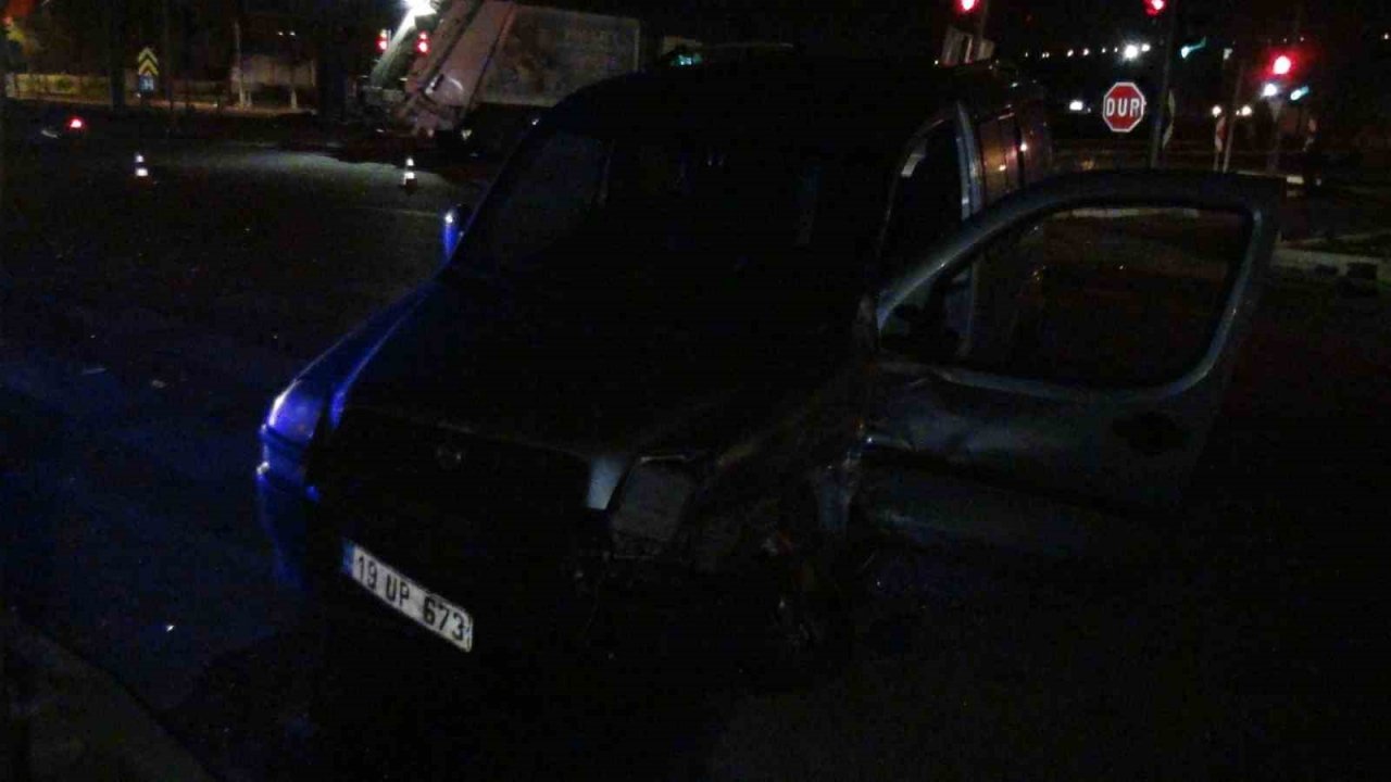 Hafif ticari araç ile otomobil çarpıştı: 2’si ağır 3 yaralı