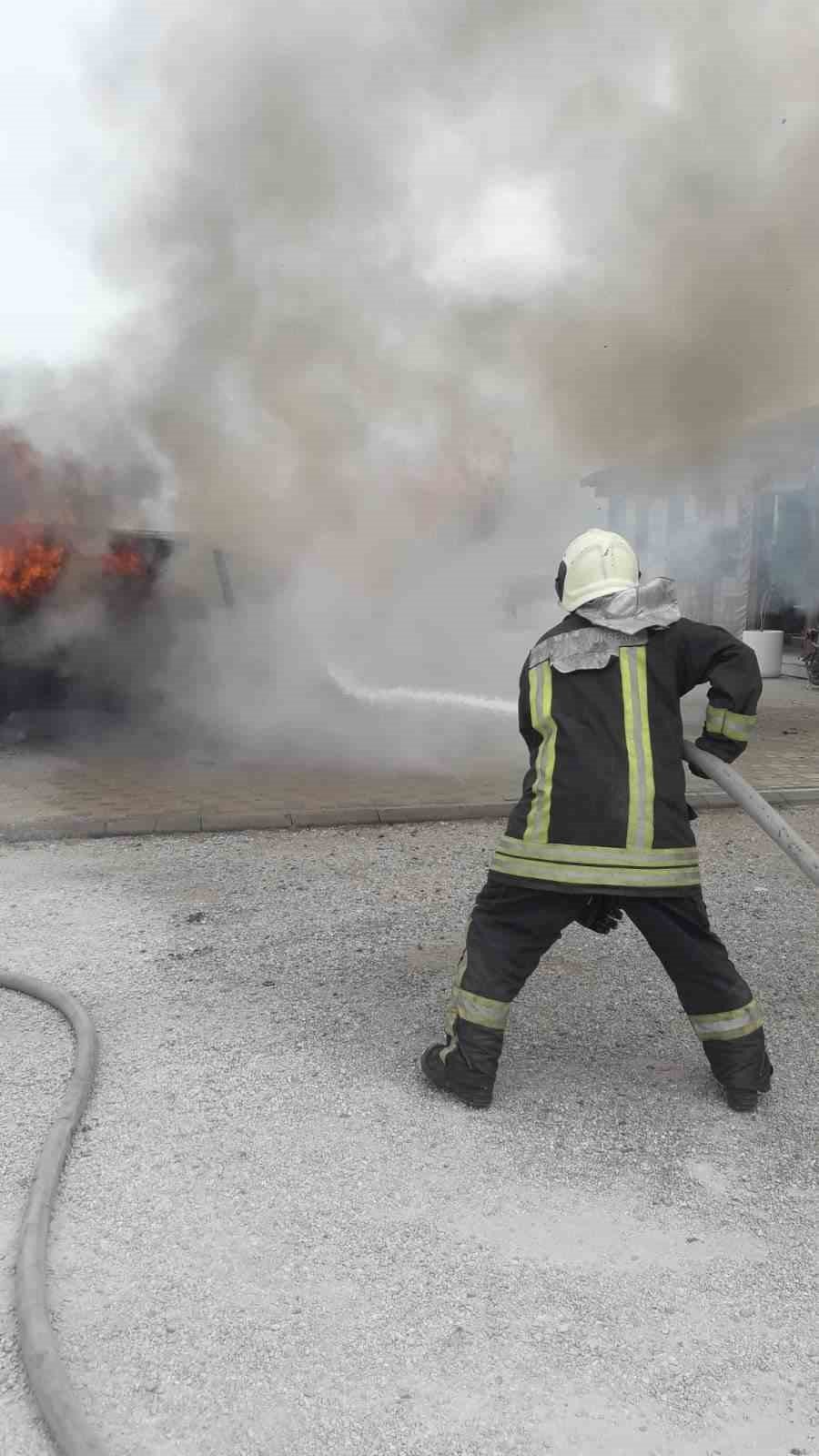 Alev alan minibüs demir yığınına döndü