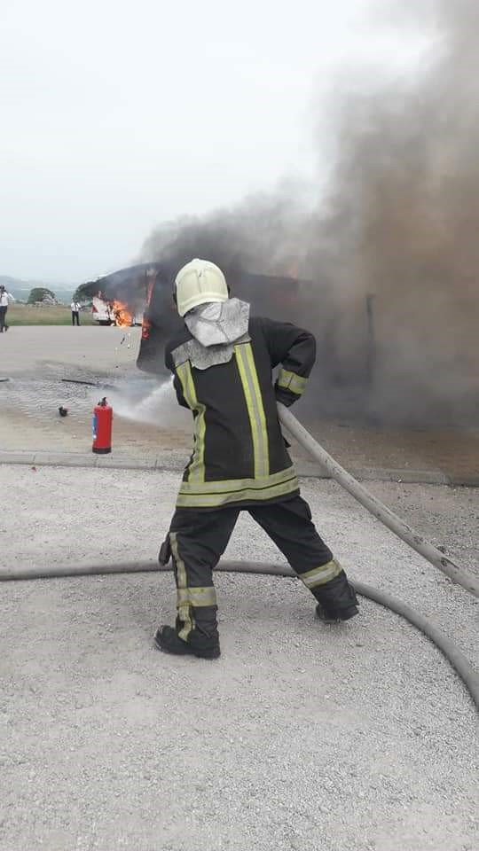 Alev alan minibüs demir yığınına döndü