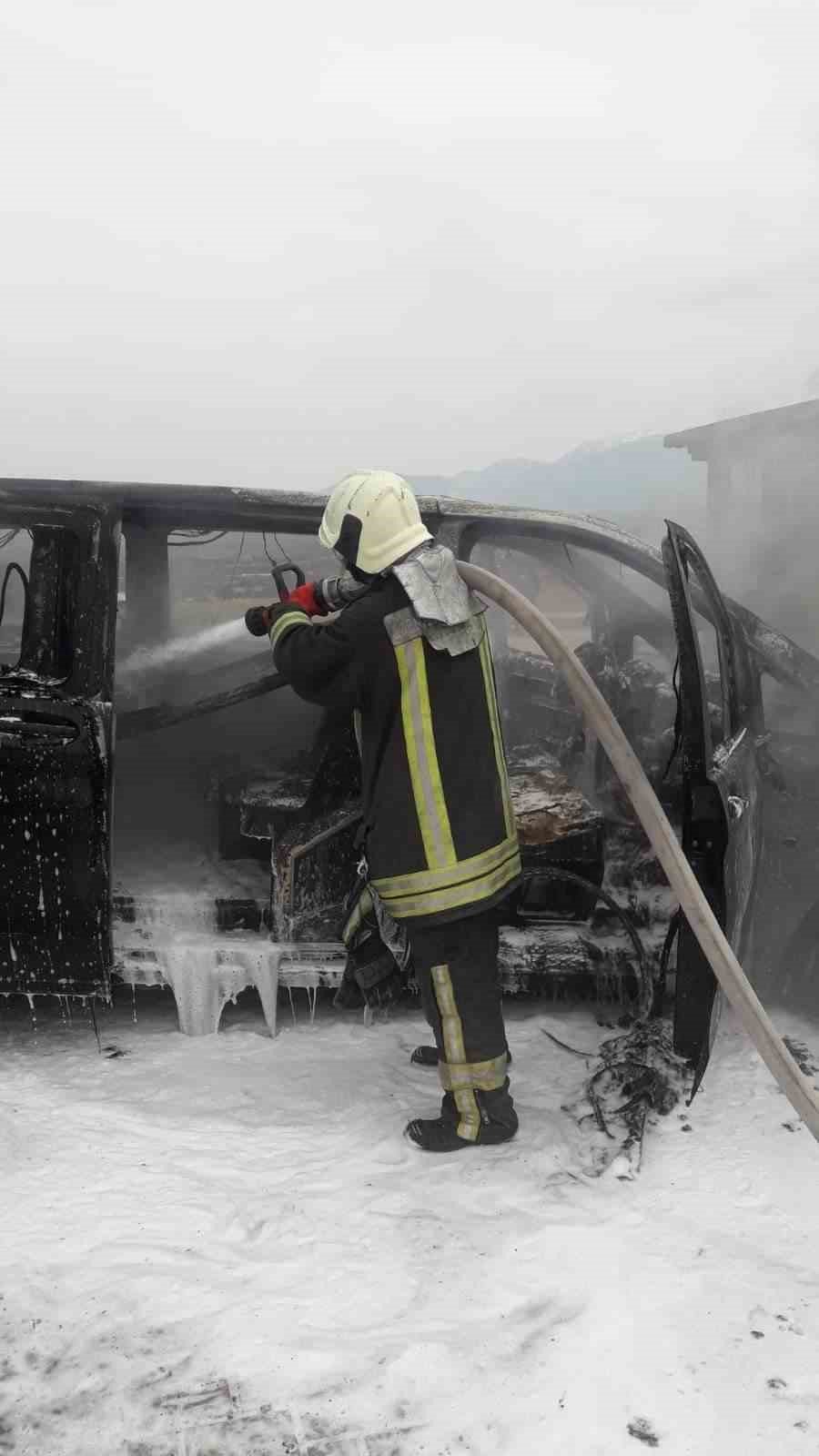 Alev alan minibüs demir yığınına döndü