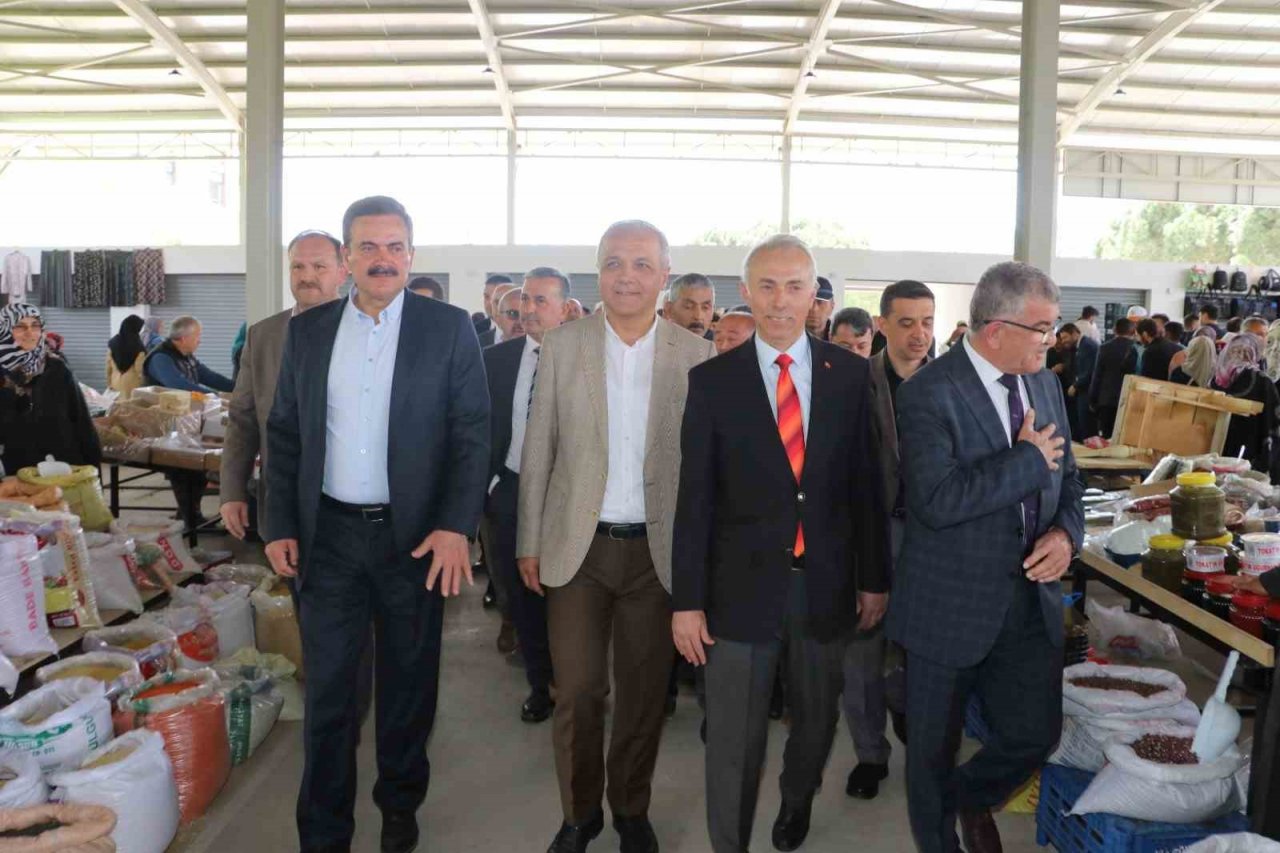 Taşova’nın yeni kapalı pazaryeri açıldı