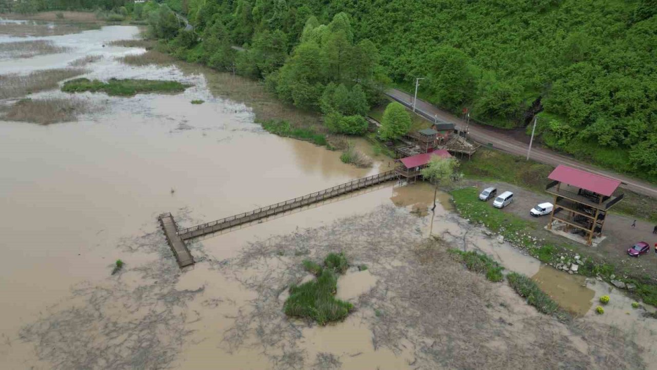 Yağış ve eriyen karlar gölün su seviyesini yükseltti