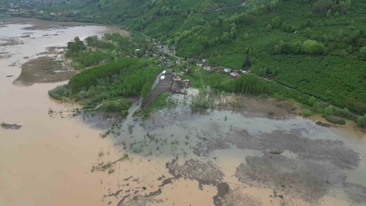 Yağış ve eriyen karlar gölün su seviyesini yükseltti