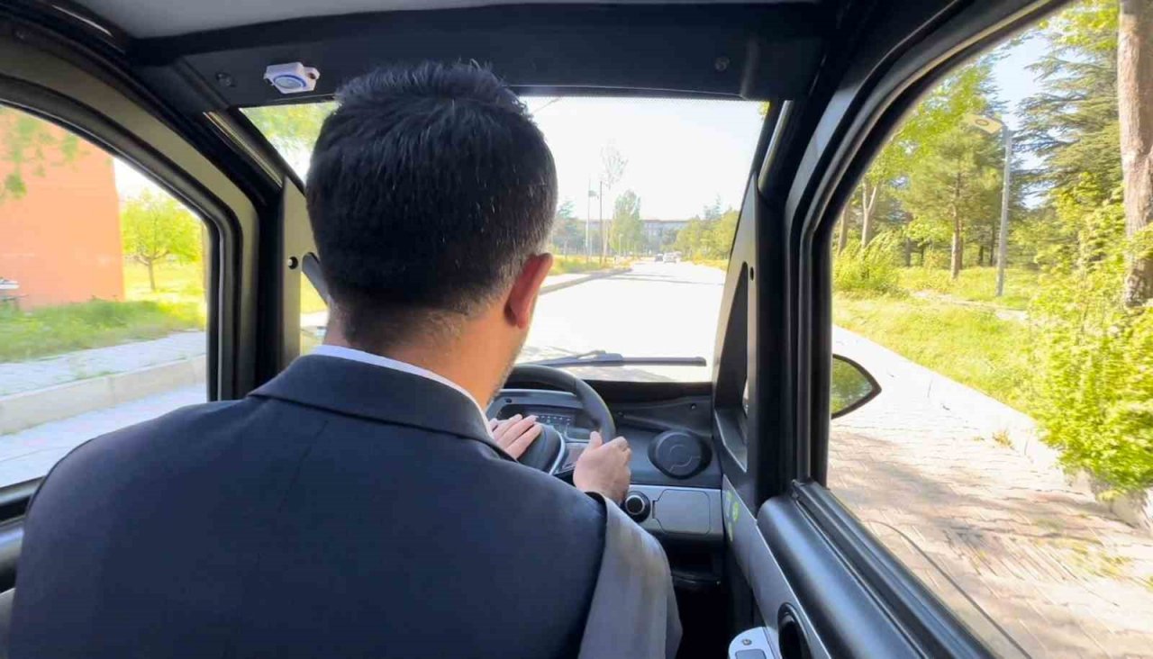 Elazığ sokaklarındaki 2.3 metrelik minik elektrikli araç, tüm dikkatleri üzerine çekti