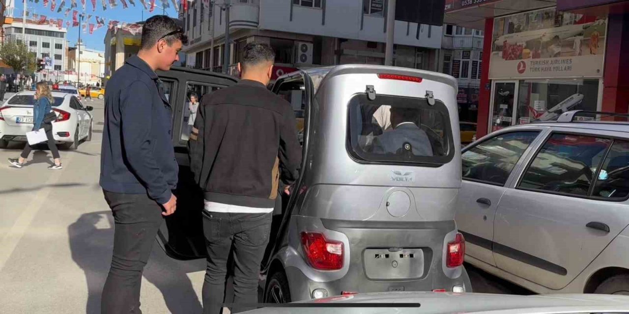 Elazığ sokaklarındaki 2.3 metrelik minik elektrikli araç, tüm dikkatleri üzerine çekti
